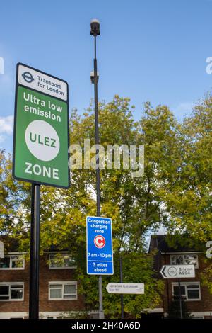 Brixton, England. 30. Oktober 2021. ULEZ-Grenzschild auf der South Circular Road nach der Ultra Low Emissions Zone Extension durch London. Stockfoto