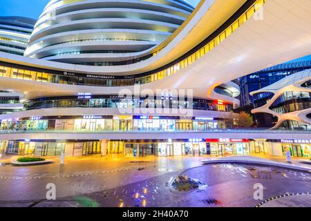 Peking, China - September 23,2020:Galaxy Soho Building ist ein urbaner Komplex, der 2014 eröffnet wurde und von der Architektin Zaha Hadid entworfen wurde Stockfoto