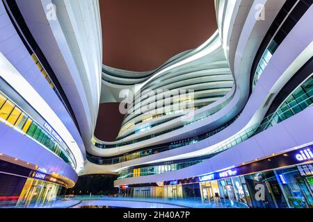 Peking, China - September 23,2020:Galaxy Soho Building ist ein urbaner Komplex, der 2014 eröffnet wurde und von der Architektin Zaha Hadid entworfen wurde Stockfoto