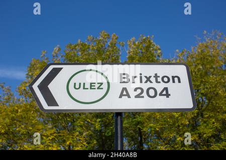 Brixton, England. 30. Oktober 2021. ULEZ-Grenzschild auf der South Circular Road nach der Ultra Low Emissions Zone Extension durch London. Stockfoto