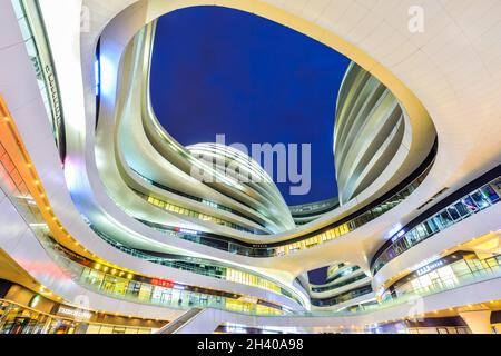Peking, China - September 23,2020:Galaxy Soho Building ist ein urbaner Komplex, der 2014 eröffnet wurde und von der Architektin Zaha Hadid entworfen wurde Stockfoto
