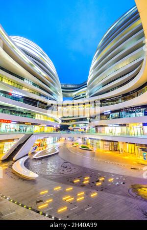 Peking, China - September 23,2020:Galaxy Soho Building ist ein urbaner Komplex, der 2014 eröffnet wurde und von der Architektin Zaha Hadid entworfen wurde Stockfoto