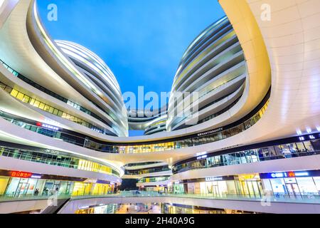 Peking, China - September 23,2020:Galaxy Soho Building ist ein urbaner Komplex, der 2014 eröffnet wurde und von der Architektin Zaha Hadid entworfen wurde Stockfoto