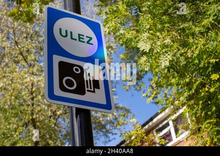 Brixton, England. 30. Oktober 2021. ULEZ-Grenzschild auf der South Circular Road nach der Ultra Low Emissions Zone Extension durch London. Stockfoto