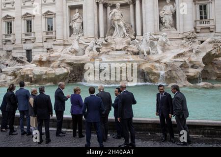 Rom, Italien. Oktober 2021. Bundeskanzlerin Angela Merkel (C) und führende Politiker der Welt besuchen den Trevi-Brunnen am Rande des G20-Gipfels der Staats- und Regierungschefs der Welt. Quelle: Oliver Weiken/dpa/Alamy Live News Stockfoto