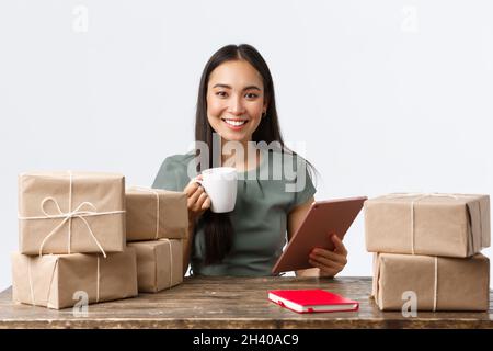 Inhaber kleiner Unternehmen, Startup und E-Commerce-Konzept. Lächelnde Geschäftsfrau eigenen Online-Shop, Bestellungen Anfragen über digita verwalten Stockfoto