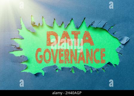 Schreiben mit Anzeige von Text Data Governance. Geschäftskonzept Allgemeines Management von wichtigen Datenressourcen in einem Unternehmen, das New WRI denkt Stockfoto