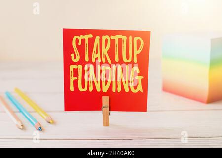 Inspiration zeigt Zeichen Startup Funding. Business Ansatz finanzielle Investition in die Entwicklung eines neuen Unternehmens Blank Stick Stockfoto