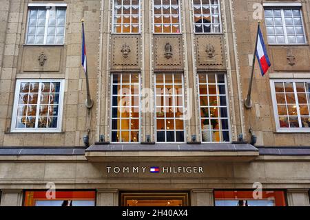 Außenansicht einer Tommy Hilfiger-Kette an der Einkaufsstraße Schadowstraße in der Düsseldorfer Innenstadt. Stockfoto