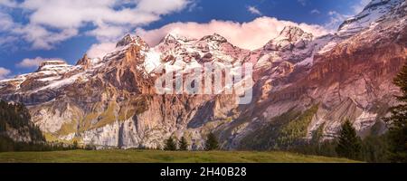 Kandersteg, Schweiz Sonnenuntergang Berge Banner Stockfoto