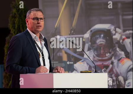 Oberthal, Deutschland. Oktober 2021. Stephan Rausch (Oberthal-Bürgermeister) begrüßt die Besucher der Startparty in der Heimatstadt von Astronaut Matthias Maurer. Heute feiern die Saarländer den Start von Astronaut Matthias Maurer ins All, der nun für Mittwoch, 03.11.2021, geplant ist. Quelle: Harald Tittel/dpa/Alamy Live News Stockfoto