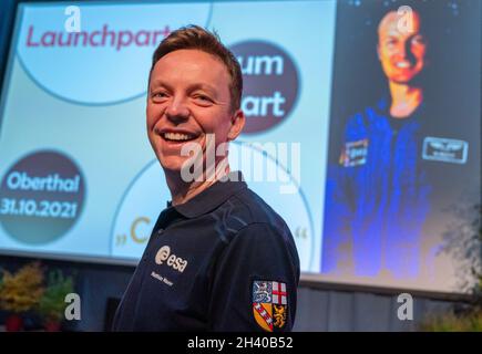 Oberthal, Deutschland. Oktober 2021. Saarlands Ministerpräsident Tobias Hans (CDU) trägt ein Fanshirt vor dem Bildschirm der Startparty in der Heimatstadt von Astronaut Matthias Maurer. Heute feiern die Saarländer den Start von Astronaut Matthias Maurer ins All, der nun für Mittwoch, 03.11.2021, geplant ist. Quelle: Harald Tittel/dpa/Alamy Live News Stockfoto