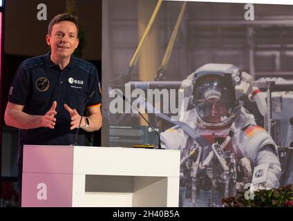 Oberthal, Deutschland. Oktober 2021. Der saarländische Ministerpräsident Tobias Hans (CDU) begrüßt die Besucher im Fanshirt zur Startparty in der Heimatstadt von Astronaut Matthias Maurer. Heute feiern die Saarländer den Start von Astronaut Matthias Maurer ins All, der nun für Mittwoch, 03.11.2021, geplant ist. Quelle: Harald Tittel/dpa/Alamy Live News Stockfoto