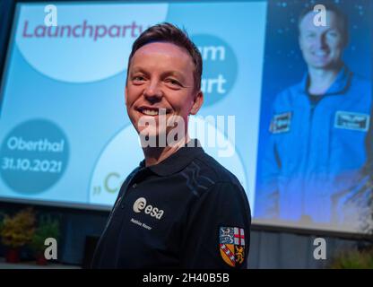 Oberthal, Deutschland. Oktober 2021. Saarlands Ministerpräsident Tobias Hans (CDU) trägt ein Fanshirt vor dem Bildschirm der Startparty in der Heimatstadt von Astronaut Matthias Maurer. Heute feiern die Saarländer den Start von Astronaut Matthias Maurer ins All, der nun für Mittwoch, 03.11.2021, geplant ist. Quelle: Harald Tittel/dpa/Alamy Live News Stockfoto