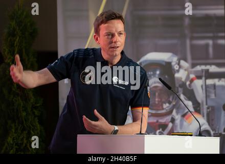 Oberthal, Deutschland. Oktober 2021. Der saarländische Ministerpräsident Tobias Hans (CDU) begrüßt die Besucher im Fanshirt zur Startparty in der Heimatstadt von Astronaut Matthias Maurer. Heute feiern die Saarländer den Start von Astronaut Matthias Maurer ins All, der nun für Mittwoch, 03.11.2021, geplant ist. Quelle: Harald Tittel/dpa/Alamy Live News Stockfoto