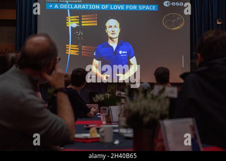Oberthal, Deutschland. Oktober 2021. Astronaut Matthias Maurer begrüßt die Besucher der Launch Party in seiner Heimatstadt per Video. Heute feiern die Saarländer den Start von Astronaut Matthias Maurer ins All, der nun für Mittwoch, 03.11.2021, geplant ist. Quelle: Harald Tittel/dpa/Alamy Live News Stockfoto