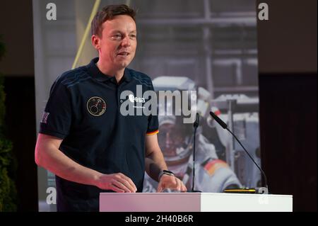 Oberthal, Deutschland. Oktober 2021. Der saarländische Ministerpräsident Tobias Hans (CDU) begrüßt die Besucher im Fanshirt zur Startparty in der Heimatstadt von Astronaut Matthias Maurer. Heute feiern die Saarländer den Start von Astronaut Matthias Maurer ins All, der nun für Mittwoch, 03.11.2021, geplant ist. Quelle: Harald Tittel/dpa/Alamy Live News Stockfoto