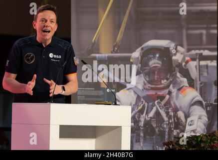 Oberthal, Deutschland. Oktober 2021. Der saarländische Ministerpräsident Tobias Hans (CDU) begrüßt die Besucher im Fanshirt zur Startparty in der Heimatstadt von Astronaut Matthias Maurer. Heute feiern die Saarländer den Start von Astronaut Matthias Maurer ins All, der nun für Mittwoch, 03.11.2021, geplant ist. Quelle: Harald Tittel/dpa/Alamy Live News Stockfoto