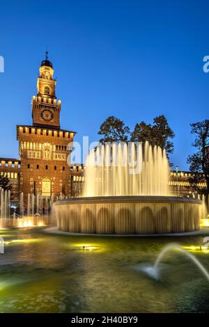 Wasserbrunnen vor dem Castello Sforzesco (Castello Sforzesco), Mailand, Lombardei, Italien Stockfoto