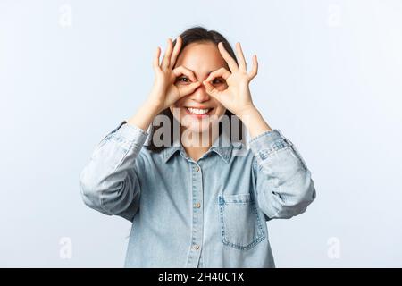 Lifestyle, Menschen Emotionen und Beauty-Konzept. Verträumt niedlich asiatische Mädchen in lässigen Kleidern freuen uns auf das Studium im Ausland mit Stockfoto