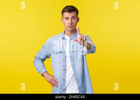 Lifestyle, People Emotions und Sommerfreizeitkonzept. Serious Homosexuell Mann in Casual Outfit, Schütteln Finger in Prohibition, disappro Stockfoto