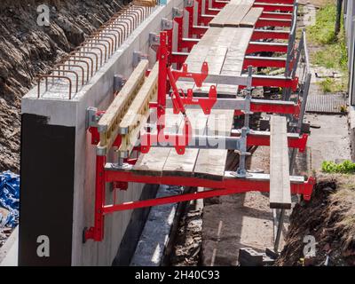 Stahlbetonblock, Vorbereitung zum Betongießen. Schalung der Fundamente eines im Bau befindlichen Gebäudes Stockfoto