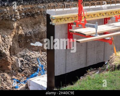 Stahlbetonblock, Vorbereitung zum Betongießen. Schalung der Fundamente eines im Bau befindlichen Gebäudes Stockfoto