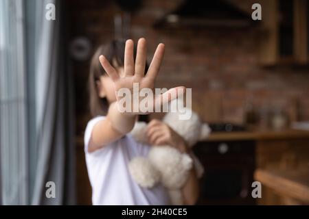 Verängstigte kleine Mädchen, die kein Zeichen, zeigt Hand Stop-Geste Stockfoto