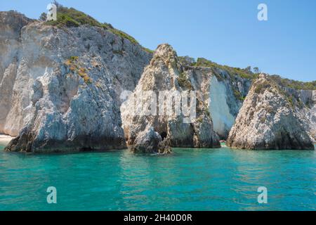 Die Isole Tremiti, San Domino, Foggia, Italien - Juli 2021: Detail des Strandes der Heuhaufen (spiaggia dei pagliai) während einer Bootsfahrt. Stockfoto