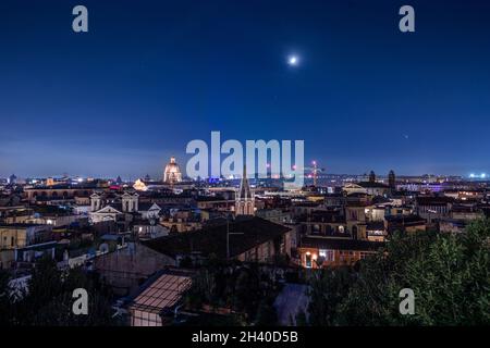 Panoramablick auf die gesamte Stadt Rom, Italien bei Nacht. Drohnenansicht Stockfoto