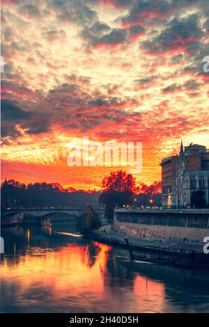 Sonnenuntergang über dem Tiber, Vatikan, Rom Italien. Farbenprächtiger roter Himmel Stockfoto