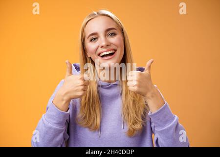 Nahaufnahme charmante entzückende nette weibliche Kundin geben positives Feedback zeigen Daumen nach oben wie Geste lächelnd weitgehend zustimmen recomm