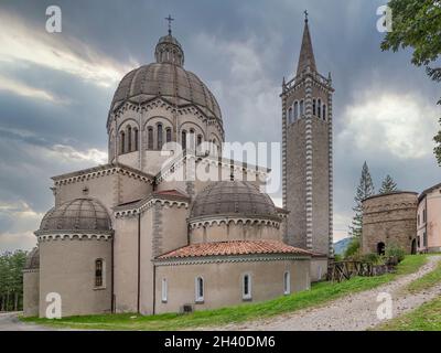 Pfarrkirche San Mamante und Delubro Turm, Lizzano in Belvedere, Italien, unter einem dramatischen Himmel Stockfoto