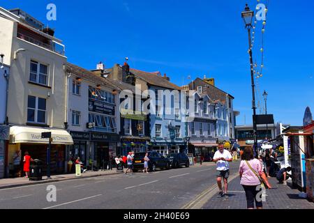 Der Blick entlang des 'Quay' mit seiner bunten Mischung aus Geschäften, Cafés und Pubs. Stockfoto