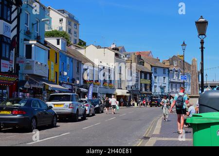 Der Blick entlang des 'Quay' mit seiner bunten Mischung aus Geschäften, Cafés und Pubs. Stockfoto