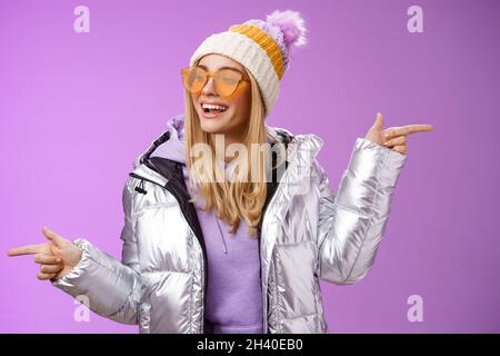 Cool frech freundlich aussehende blonde Mädchen zeigt verschiedene Seiten rechts links wählen, welchen Weg gehen Blick erfreut unbeschwert genießen Ehrfurcht Stockfoto