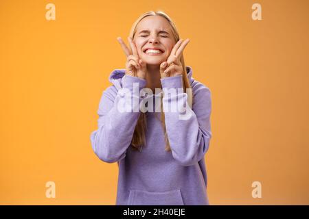 Aufgeregt glücklich charmant freundlich blonde Freundin mit Spaß feiern perfekte News beste Ergebnis erhalten Stipendium lächelnd amus Stockfoto