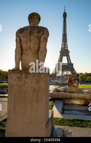 Der Eiffelturm bei Sonnenaufgang vom Place du Trocadero, Paris, Frankreich Stockfoto