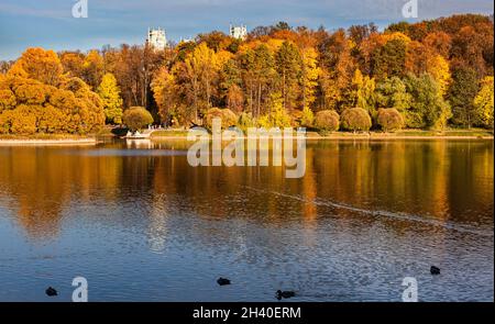 Moskau - 20. Oktober 2021:Teichdamm im Tsaritsino-Park Stockfoto