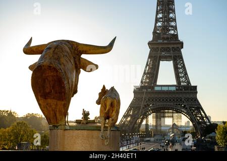 Der Eiffelturm bei Sonnenaufgang vom Place du Trocadero, Paris, Frankreich Stockfoto