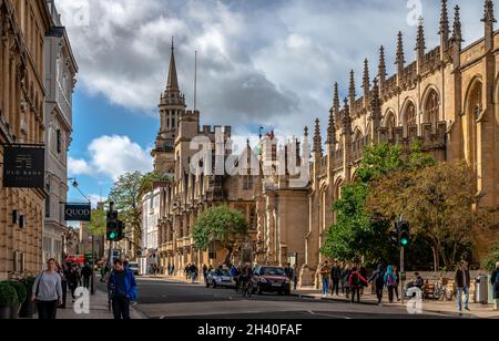 Blick auf die High Street mit der University Church of St Mary the Virgin und All Saints Church, der heutigen Bibliothek des Lincoln College. Stockfoto