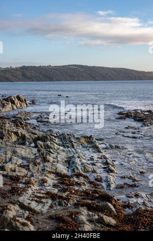 Farbige Felsen bei Hannafore West Looe Cornwall Stockfoto