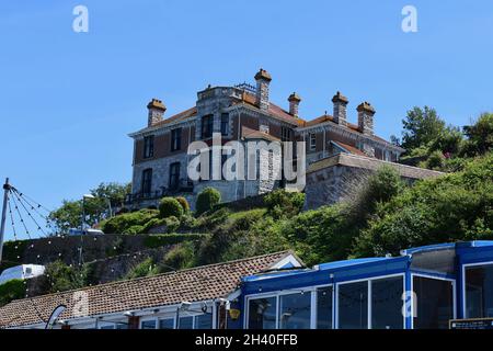 Das Wolborough House ist ein beeindruckendes altes Herrenhaus mit einer wunderbaren Aussicht auf den Yachthafen und nach Torbay. Es ist Grade II gelistet. Stockfoto