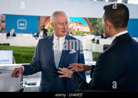 Der Prinz von Wales wird vom italienischen Außenminister Luigi Di Maio begrüßt, als er am G20-Gipfel im Konferenzzentrum La Nuvola in Rom teilnimmt. Bilddatum: Sonntag, 31. Oktober 2021. Stockfoto