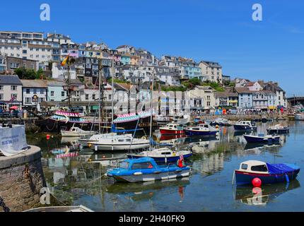 Blick auf den Hafen von Brixham mit der Goldenen Hind in der Mitte, einer Replik des Schiffes von Sir Francis Drake, in dem er die Welt umrundete. Stockfoto