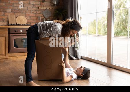 Glücklich lustige Mutter und Tochter Mädchen spielen Piratenschiff Wrack Stockfoto