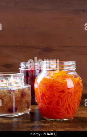 Gläser mit eingelegter Karotte, Sauerkraut und anderen fermentierten Lebensmitteln Stockfoto