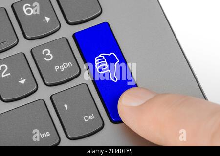 Computer-Tastatur mit Daumen-Taste Stockfoto