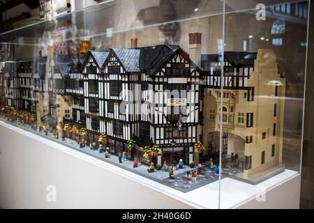 London, Großbritannien - 20. November 2020 das Layout des Liberty Stores unter einem Glasfenster im Store selbst. Stockfoto