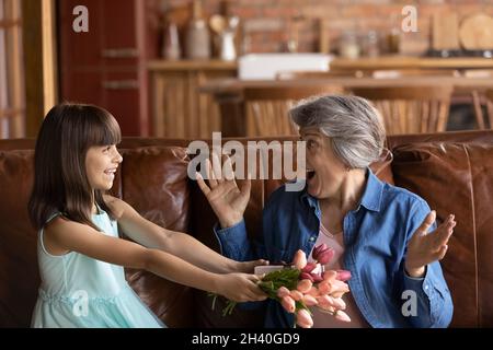 Alles gute für Enkelkind und Großmutter, die Geburtstag feiern Stockfoto